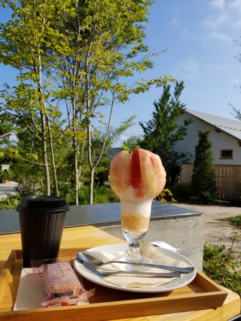桃、まるごと一個使った、桃のパフェ！
夏のひるさがり、最高の一杯でした