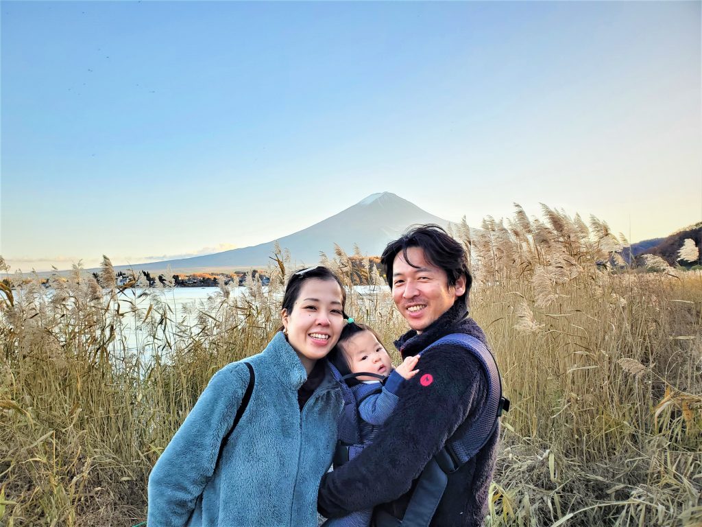 小さな家族より、富士山の湖畔から