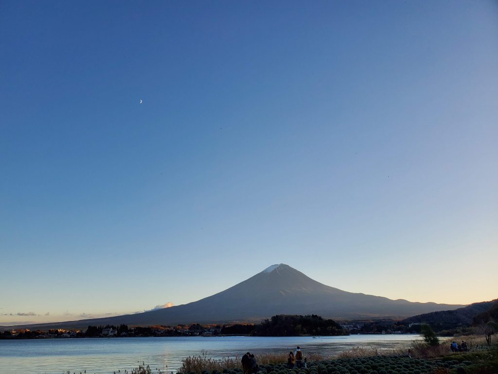 夕暮れの富士山　花テラスから