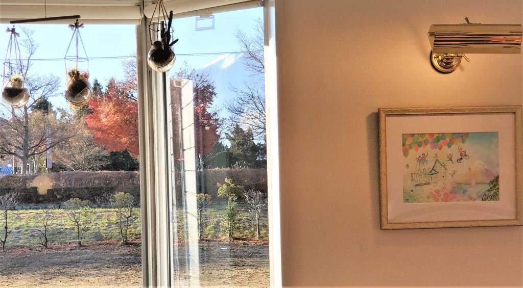 富士山の見える窓辺には、10周年記念に描かせてもらった作品が展示されてます
ライトに照らされていい感じ。
色んな方が、この絵を通して、ペンションの雰囲気と感じてもらえると嬉しいですね