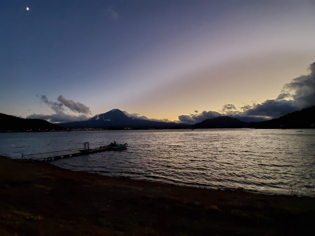 夕暮れの富士山
ウィークエンドシャッフルの近くの湖畔から撮影